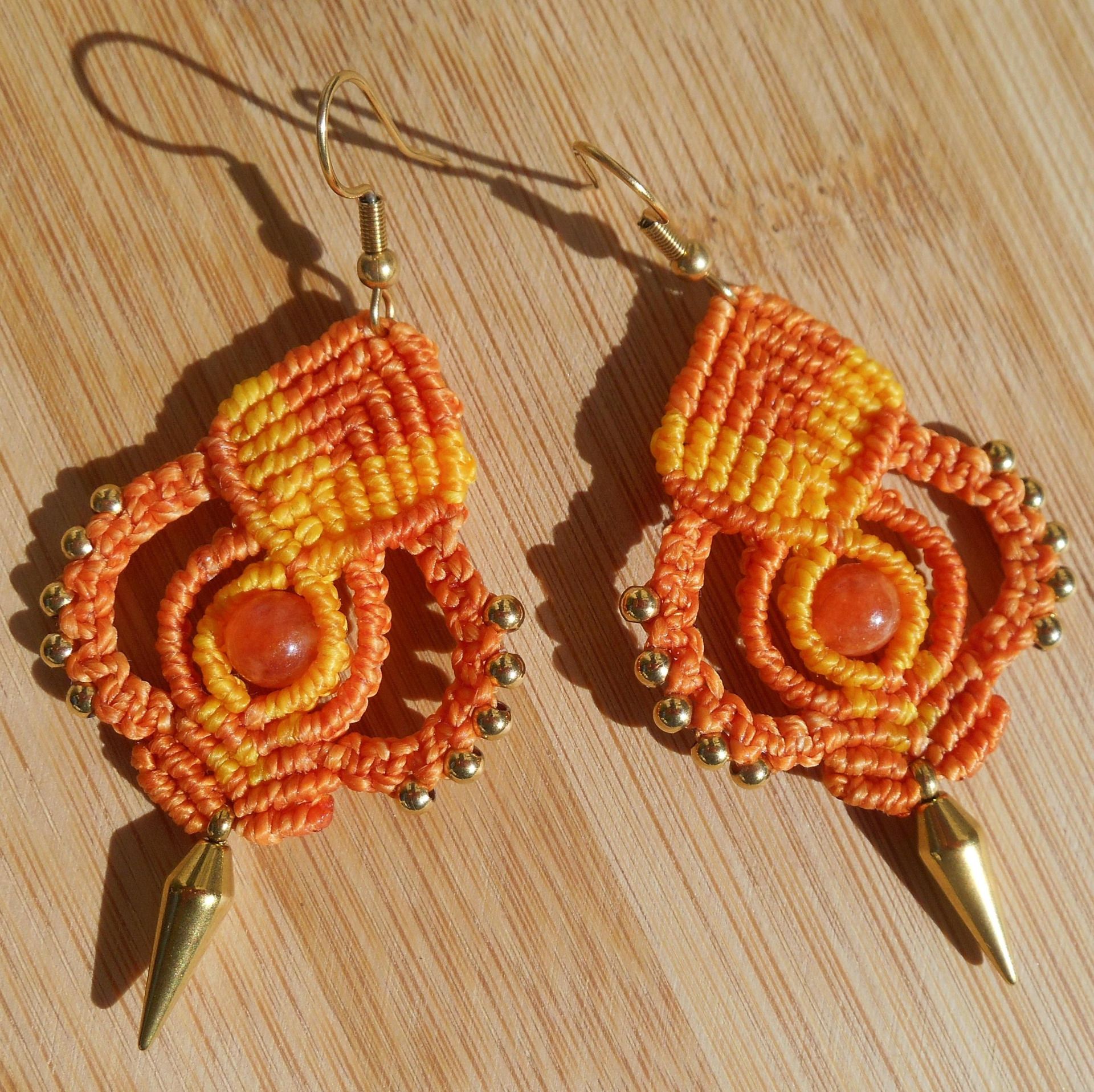 Boucles d’oreilles macramé orange et jaune avec jade orange et acier inox. doré (Réf. BO 5626019)