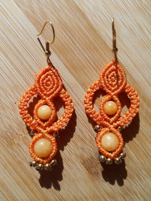 Boucles d’oreilles en macramé orange avec jade jaune et acier inoxydable doré (Réf. BO 4925066)