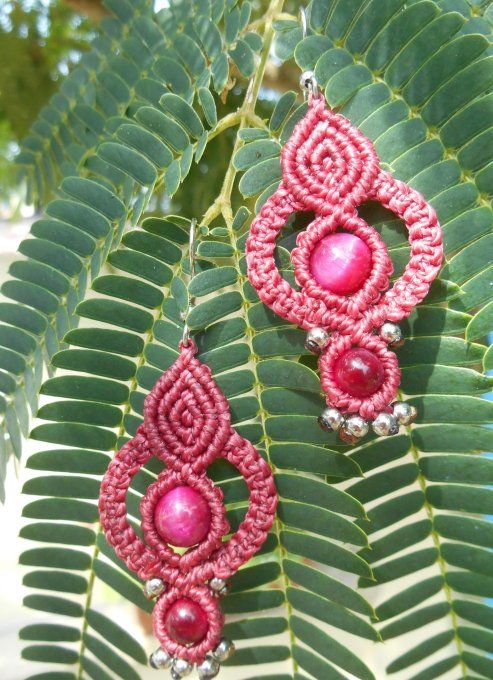 Boucles d’oreilles en macramé framboise avec œil de tigre fuschia et acier inox. (Réf. BO 4925064)