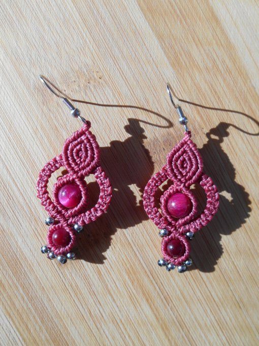 Boucles d’oreilles en macramé framboise avec œil de tigre fuschia et acier inox. (Réf. BO 4925064)