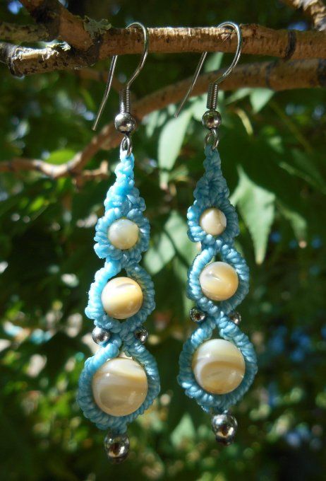 Boucles d’oreilles macramé bleu clair avec coquillage trochus et acier inoxydable (Réf. BO 5225084)