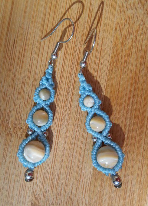 Boucles d’oreilles macramé bleu clair avec coquillage trochus et acier inoxydable (Réf. BO 5225084)