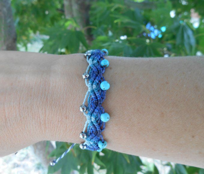 Bracelet en macramé bleu avec des perles de turquoise et d’acier inoxydable (Réf. BR 4825061)