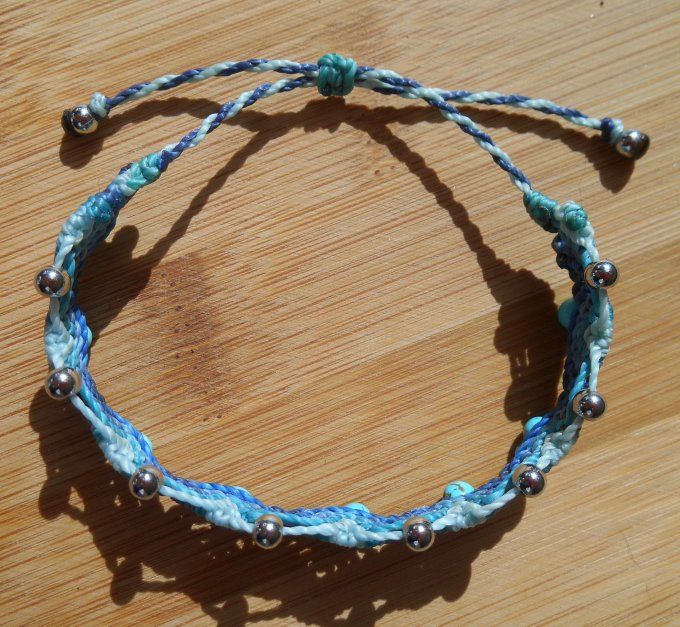 Bracelet en macramé bleu avec des perles de turquoise et d’acier inoxydable (Réf. BR 4825061)