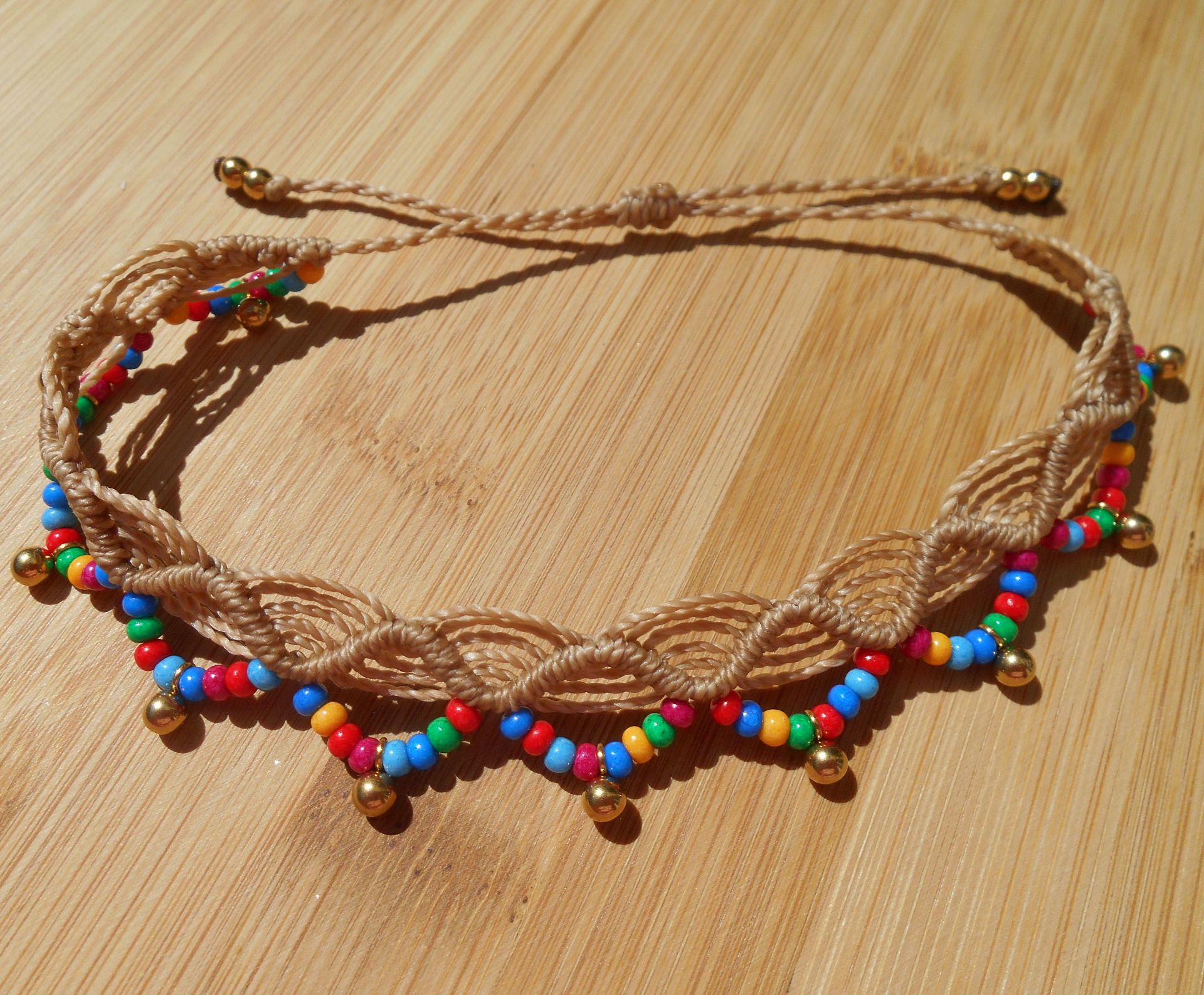 Chevillère macramé beige acier inoxydable doré et perles de verre multicolores (Réf. CH 3ANJ26085)