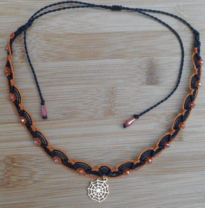 collier_halloween_noir_orange_toile_araignee_acier_dore_1