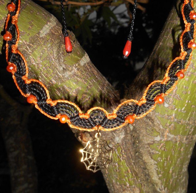 collier_halloween_noir_orange_toile_araignee_acier_dore_3