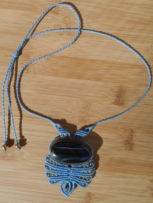 collier-medaillon-macrame-bleu-œil-de-tigre-bleu-2