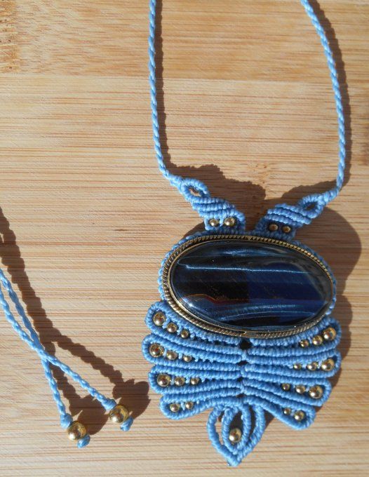 collier-medaillon-macramé-bleu-œil-de-tigre-bleu-3