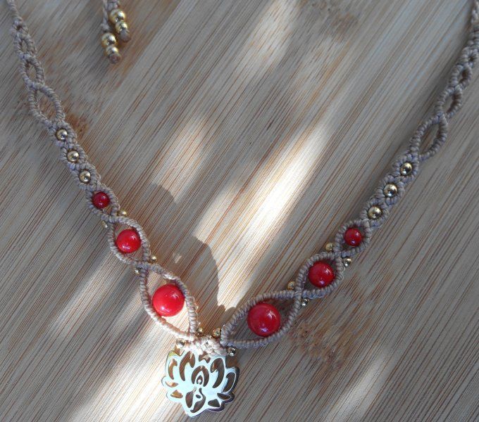 Collier en macramé beige avec corail rouge et acier inoxydable doré (Réf. CO 2ANJ26044)