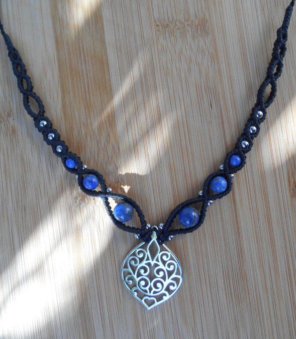 Collier en macramé noir avec lapis-lazuli et acier inoxydable (Réf. CO 2ANJ26043)