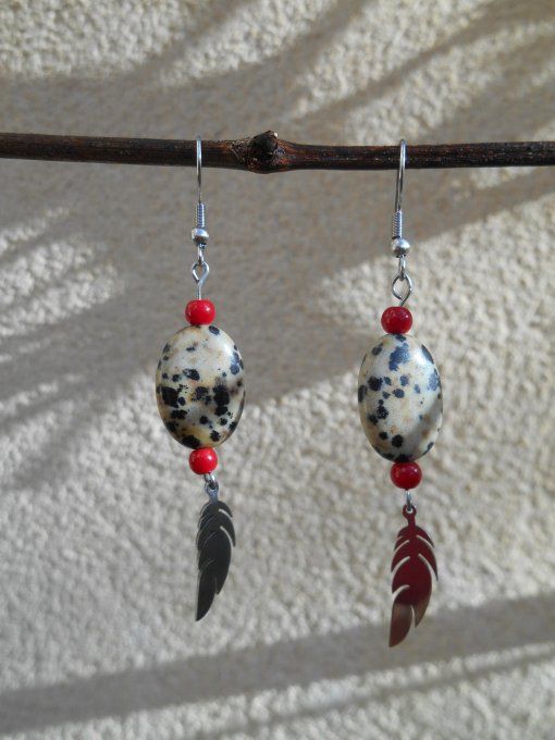 Boucles d’oreilles en acier inoxydable avec jaspe dalmatien, corail rouge et plume (Réf. BO 3324015)