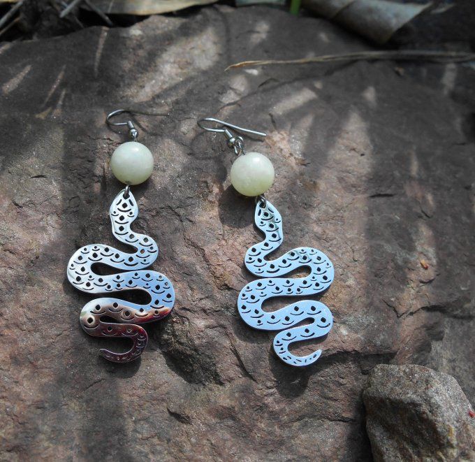 Boucles d’oreilles en acier inoxydable avec calcédoine et serpent (Réf. BO 0824019)