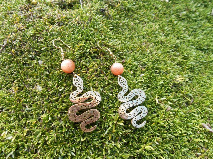 Boucles d’oreilles avec pierre de soleil et serpent en acier inoxydable doré (Réf. BO 0824024)