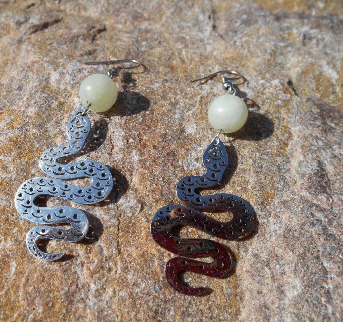 Boucles d’oreilles en acier inoxydable avec calcédoine et serpent (Réf. BO 0824019)