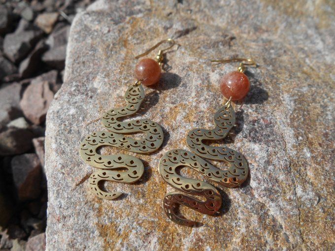 Boucles d’oreilles avec pierre de soleil et serpent en acier inoxydable doré (Réf. BO 0824024)