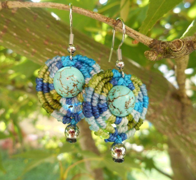 Boucles d’oreilles avec tissage bleu/vert, perles de turquoise et acier inoxydable (Réf. BO 3724054)