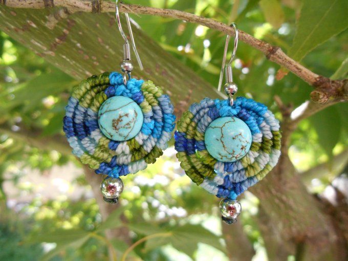 Boucles d’oreilles avec tissage bleu/vert, perles de turquoise et acier inoxydable (Réf. BO 3724054)