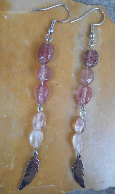 Boucles d’oreilles en acier inoxydable avec quartz framboise et plume (Réf. BO 3124074)