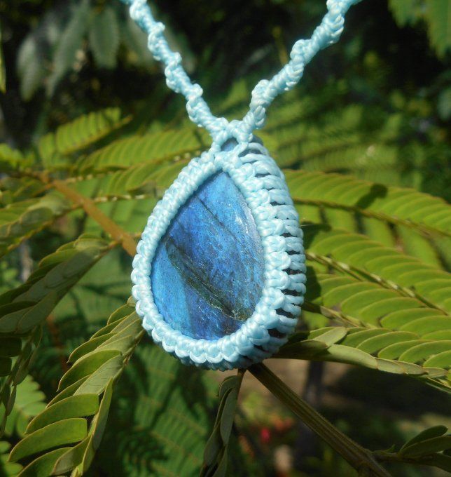 Collier avec tissage bleu ciel, labradorite bleue et acier inoxydable (Réf. CO ANJ24043)