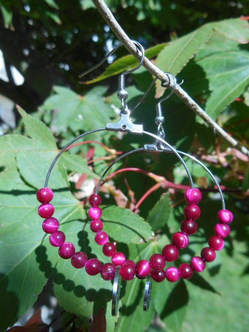 Créoles en acier inoxydable avec œil de tigre teinté fuschia et disque en acier (Réf. BO 2624078)