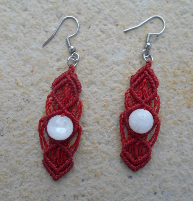 Boucles d’oreilles rouge avec pierre de lune et attaches en acier inoxydable (réf. BO 0924103)