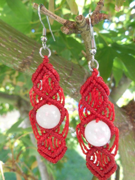 Boucles d’oreilles rouge avec pierre de lune et attaches en acier inoxydable (réf. BO 0924103)