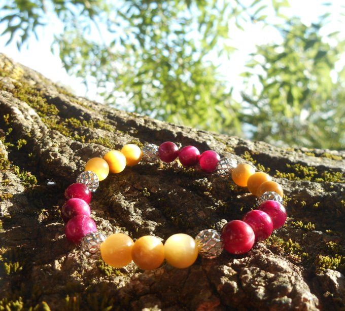 Bracelet avec œil de tigre doré et œil de tigre fushia avec perles de cuivre (réf. BR 0524095)