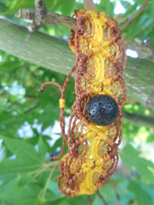 Bracelet avec tissage marron et jaune, pierre de lave et acier inoxydable noir (Réf. BR 1024111)