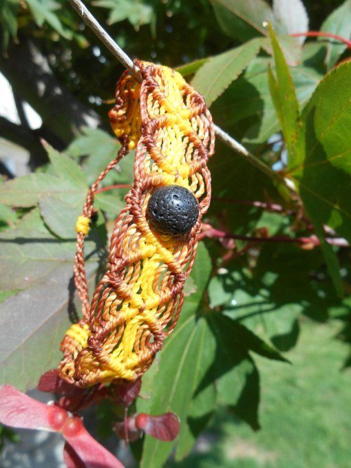Bracelet avec tissage marron et jaune, pierre de lave et acier inoxydable noir (Réf. BR 1024111)