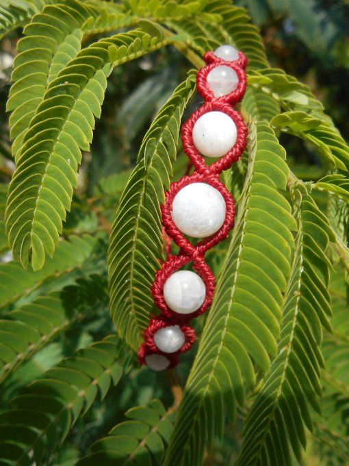 Bracelet avec tissage rouge, pierre de lune et acier inoxydable (réf. BR 1024113)