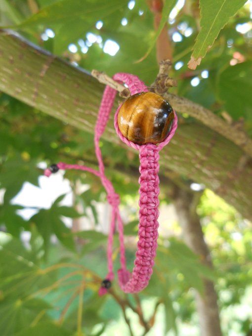 Bracelet avec tissage fushia et œil de tigre (réf. BR 1224116)