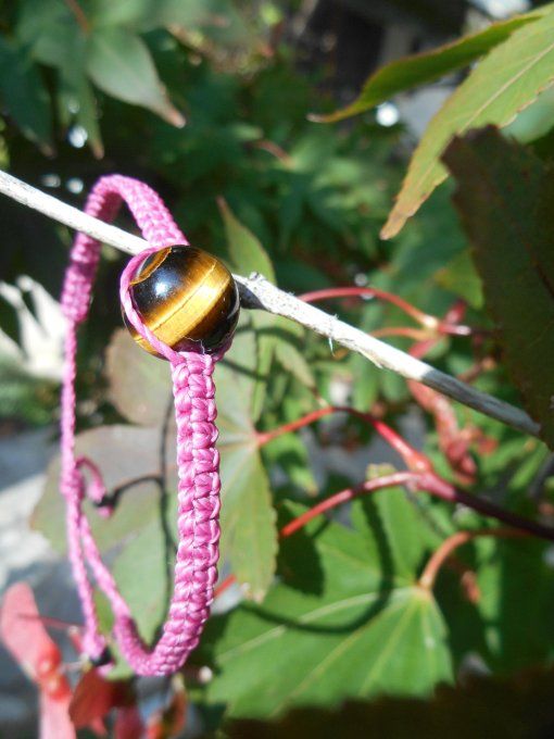 Bracelet avec tissage fushia et œil de tigre (réf. BR 1224116)
