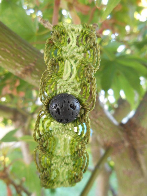 Bracelet tissage vert avec pierre de lave (Réf. BR 1924138)