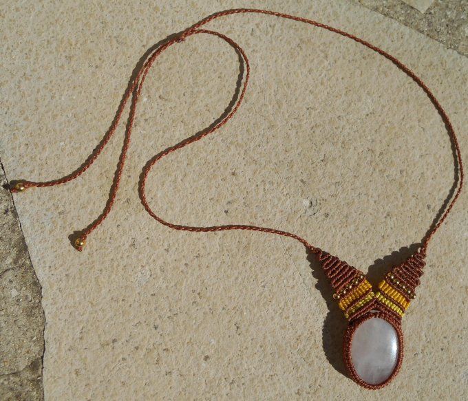Collier marron avec quartz rose et acier inoxydable doré (Réf. CO ANJ24148)