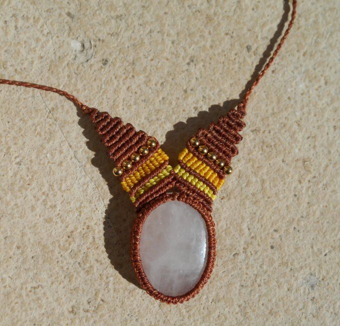 Collier marron avec quartz rose et acier inoxydable doré (Réf. CO ANJ24148)
