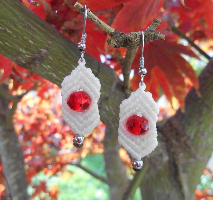 Boucles d’oreilles tissage écru avec perles de verre rouge et acier inoxydable (Réf. BO 0624199)
