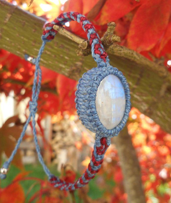 Bracelet en tissage bleu et rouge avec une pierre de lune (Réf. BR 0624200)
