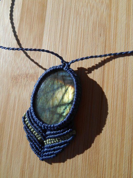 Médaillon bleu marine avec labradorite (réf. CO 0624197)