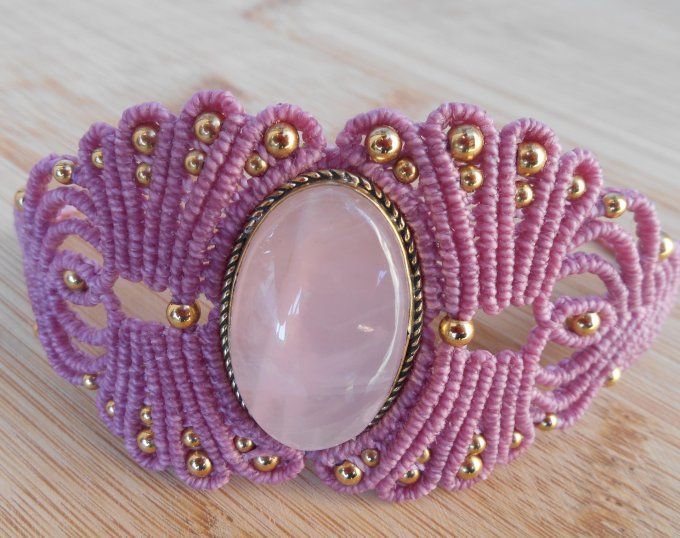 Bracelet manchette rose avec quartz rose et perles en acier inox. doré (Réf. BR 2ANJ26052)