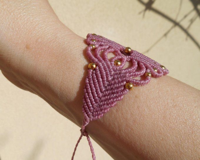 Bracelet manchette rose avec quartz rose et perles en acier inox. doré (Réf. BR 2ANJ26052)