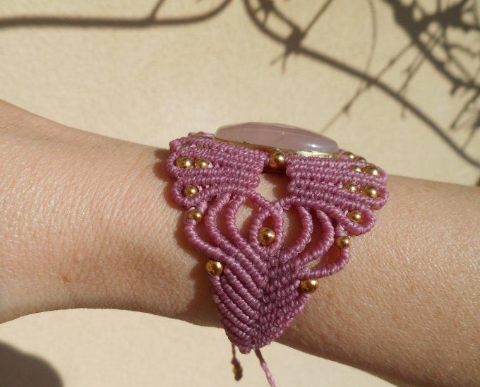 Bracelet manchette rose avec quartz rose et perles en acier inox. doré (Réf. BR 2ANJ26052)