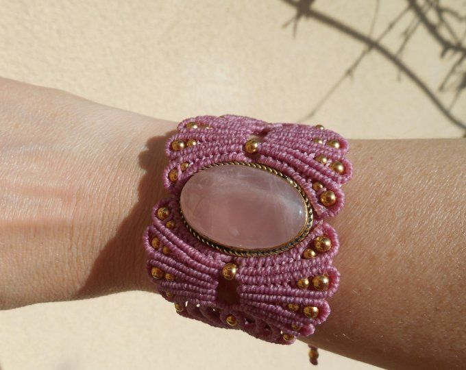 Bracelet manchette rose avec quartz rose et perles en acier inox. doré (Réf. BR 2ANJ26052)