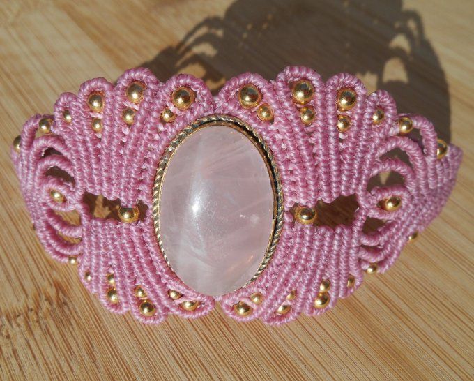 Bracelet manchette rose avec quartz rose et perles en acier inox. doré (Réf. BR 2ANJ26052)