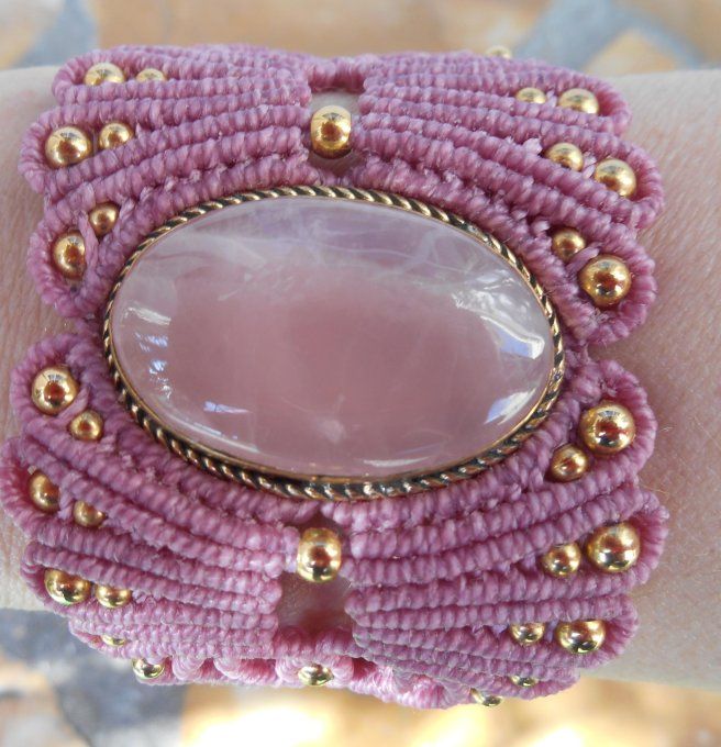 Bracelet manchette rose avec quartz rose et perles en acier inox. doré (Réf. BR 2ANJ26052)