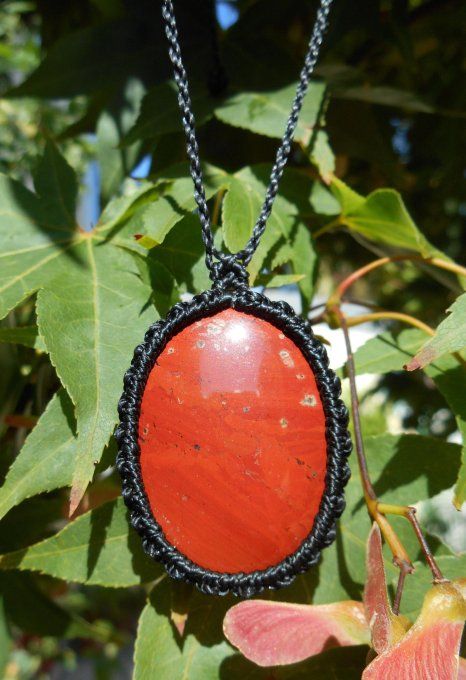 medaillon_macrame_noir_jaspe_rouge_1