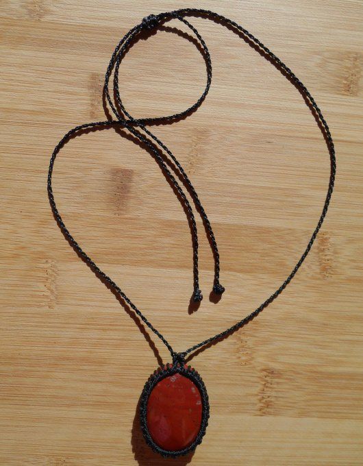 medaillon_macrame_noir_jaspe_rouge_2