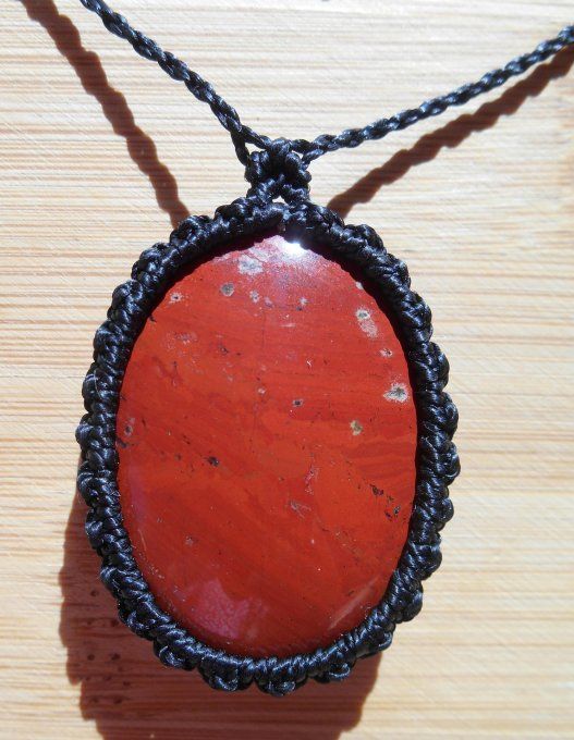 medaillon_macrame_noir_jaspe_rouge_3