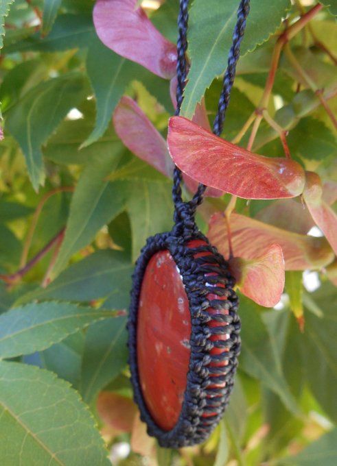 medaillon_macrame_noir_jaspe_rouge_4
