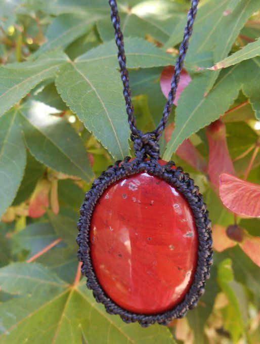 medaillon_macrame_noir_jaspe_rouge_5